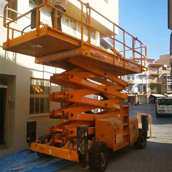 Alquiler de plataforma de tijera para trabajos de rehabilitación de fachadas
