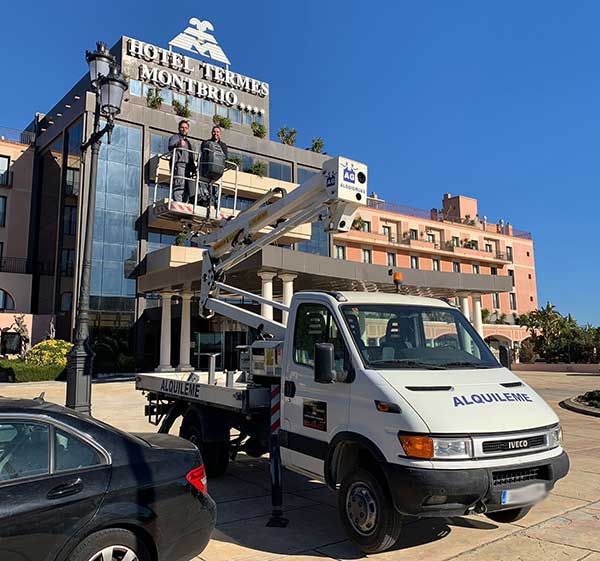 Alquiler de camión cesta para servicios de urgencias 24H en Tarragona